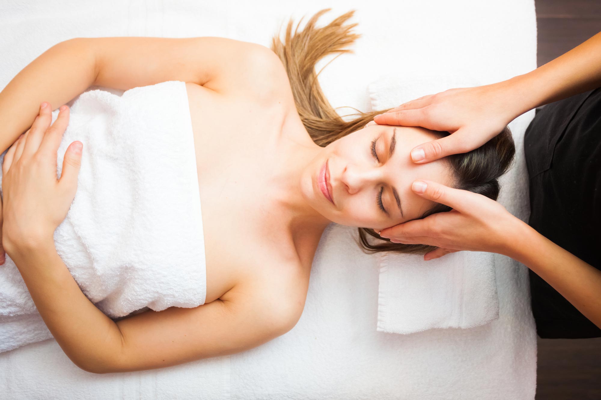 Kvinna i handduk får massage