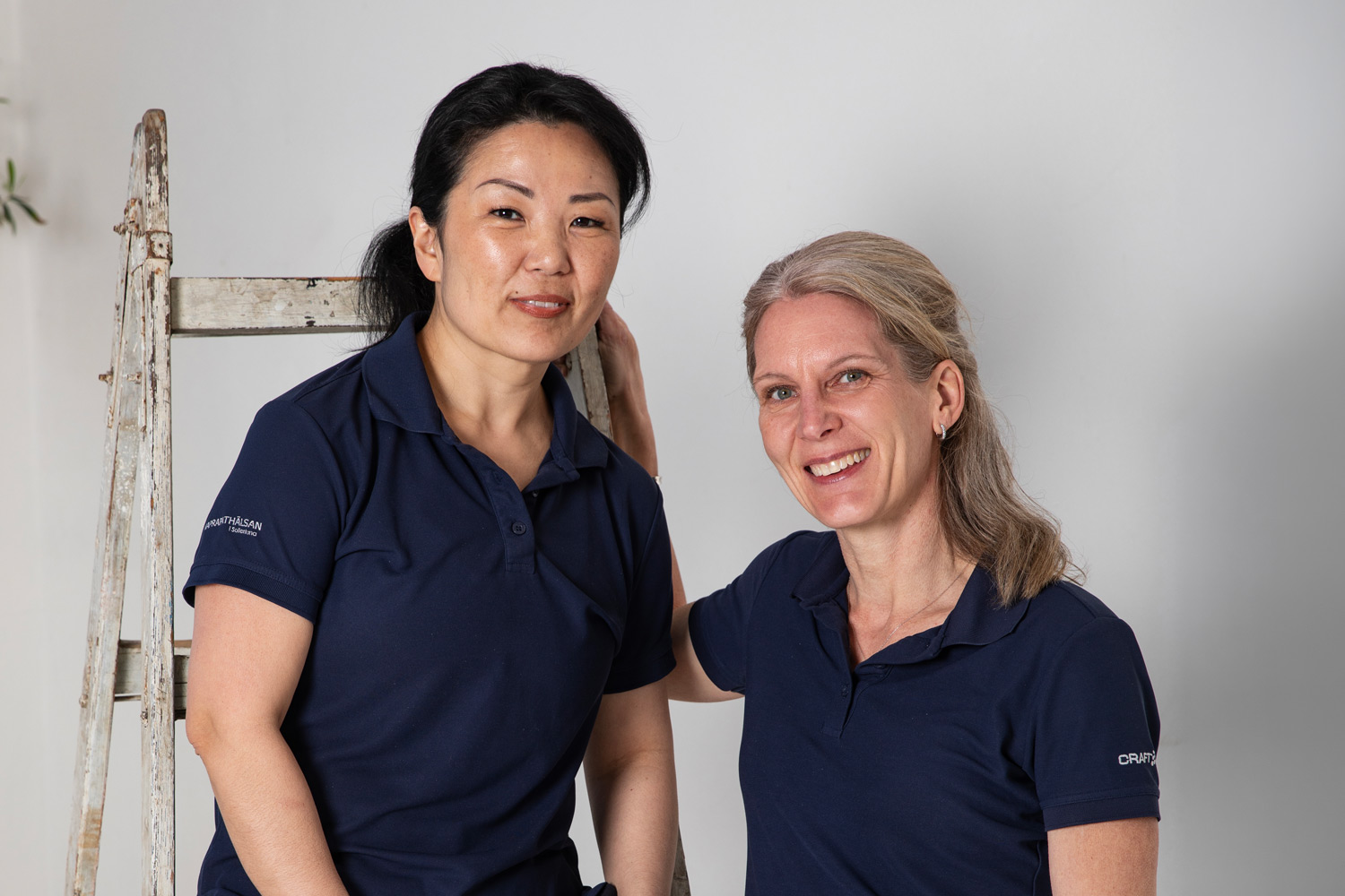 Anna och Josefine som ler mot in kameran