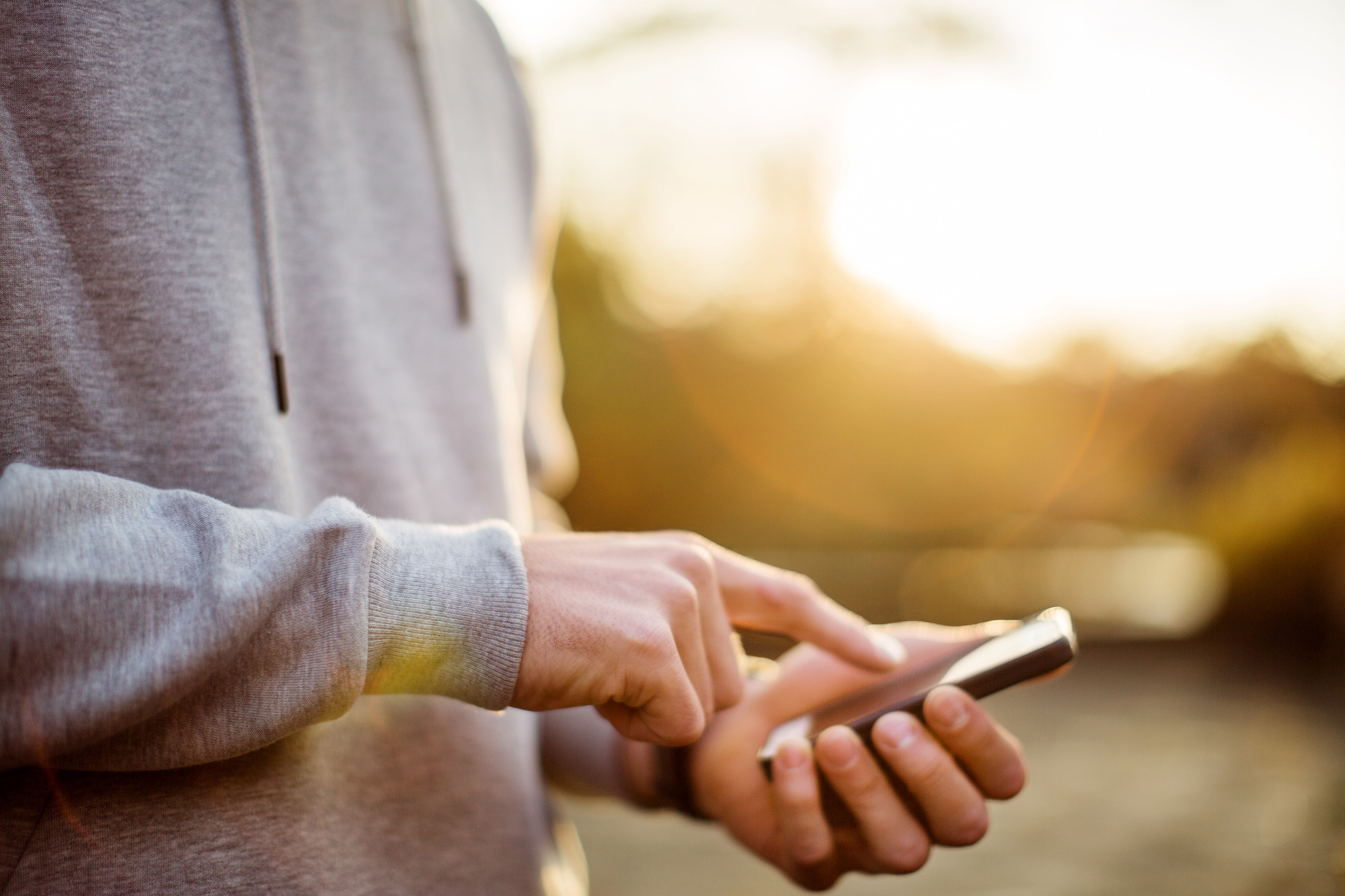 En person kollar i mobilen